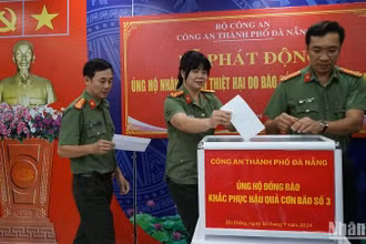 Các bộ, chiến sĩ Công an thành phố Đà Nẵng chung tay sẻ chia với các tỉnh phía Bắc bị ảnh hưởng nặng nề bởi bão số 3. (Ảnh: ANH ĐÀO)
