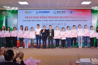 Các sinh viên xuất sắc được nhận học bổng tại chương trình. Ảnh: ANH ĐÀO.