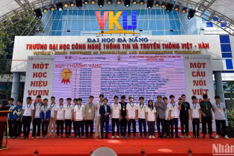Các đội xuất sắc giành Huy chương Vàng tại vòng chung kết Kỳ thi Olympic Tin học miền Trung và Tây Nguyên. (Ảnh: ANH ĐÀO)