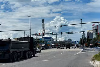 Các phương tiện xe ô-tô tải thuộc đối tượng tạm dừng hoạt động trong 4 ngày diễn ra kỳ thi tốt nghiệp THPT năm 2024 tại Đà Nẵng cần lưu ý thời gian theo quy định. Ảnh chụp trưa ngày 25/6. (Ảnh: ANH ĐÀO)
