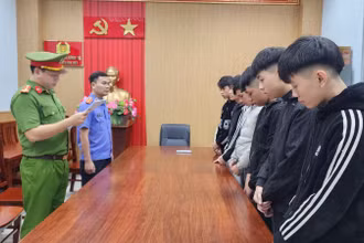Cơ quan điều tra đọc lệnh khởi tố, bắt tạm giam nhóm đối tượng. (Ảnh: Công an cung cấp)