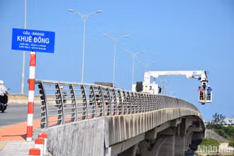 Xe chuyên dụng đưa các kỹ thuật viên xuống dưới dầm cầu Khuê Đông. (Ảnh: ANH ĐÀO)