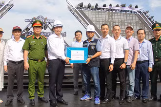 Chủ tịch Ủy ban nhân dân thành phố Đà Nẵng Lê Trung Chinh kiểm tra, động viên các lực lượng đang làm nhiệm vụ tại khu vực khán đài và sân khấu chính của DIFF 2024. (Ảnh: AD)
