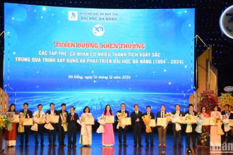 Các tập thể, cá nhân có thành tích xuất sắc được nhận Bằng khen của Bộ Giáo dục và Đào tạo. (Ảnh: ANH ĐÀO) 