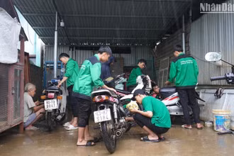 Nhiều xe máy bị ngập lụt được các bạn sinh viên Trường đại học Đông Á sửa chữa. (Ảnh ANH ĐÀO)