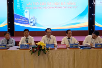 PGS.TS. Hoàng Minh Sơn, Thứ trưởng Bộ Giáo dục- Đào tạo; GS.TS. Lê Quân, Giám đốc Đại học Quốc Gia Hà Nội; TS. Hồ Kỳ Minh, Phó Chủ tịch Thường trực Ủy ban nhân dân thành phố Đà Nẵng; GS.TSKH. Bùi Văn Ga - Nguyên Thứ trưởng Bộ Giáo dục-Đào tạo và PGS.TS. Nguyễn Ngọc Vũ, Giám đốc Đại học Đà Nẵng, đồng chủ trì hội thảo. (Ảnh: ANH ĐÀO) 