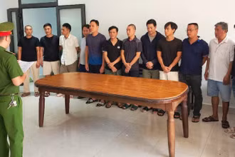 Các đối tượng trong đường dây đánh bạc dưới hình thức cá độ bóng đá bị bắt giữ. (Ảnh: Công an cung cấp)