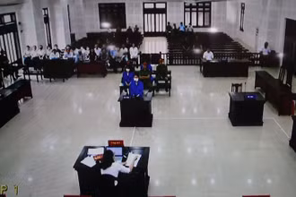 Toàn cảnh phiên tòa từ màn hình.
