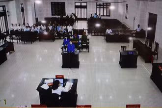 Toàn cảnh phiên toà qua màn hình.