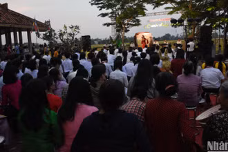 Chương trình nghệ thuật "Cánh đồng vàng" do các nghệ sĩ, diễn viên Nhà hát Trưng Vương Đà Nẵng dàn dựng, biểu diễn, gây xúc động cho người xem. (Ảnh: ANH ĐÀO)