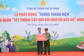 Đại tá Trần Đình Liên, Phó Giám đốc Công an thành phố Đà Nẵng trao tặng 120 cây dừa cho Ban Quản lý Bán đảo Sơn Trà và các Bãi biển Du lịch Đà Nẵng. (Ảnh: ANH ĐÀO)