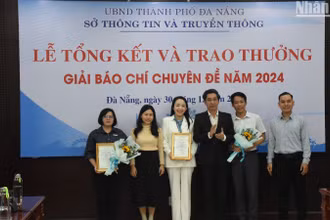 Phó chủ tịch Ủy ban nhân dân thành phố Đà Nẵng trao giải Nhất Giải Báo chí “Tuyên truyền về Chuyển đổi số của thành phố Đà Nẵng”cho tác giả và nhóm tác giả xuất sắc đạt giải. (Ảnh: ANH ĐÀO)