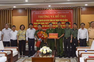 Thường trực Thành ủy Đà Nẵng, thăm, động viên lực lượng phá chuyên án ma tuý “khủng”. (Ảnh: ANH ĐÀO)