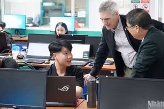 Lãnh đạo MSU cũng đã có buổi chia sẻ trực tiếp với đông đảo các bạn sinh viên ngành Công nghệ thông tin, Trường đại học Đông Á. (Ảnh: ANH ĐÀO)