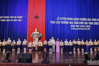 190 học sinh Đà Nẵng xuất sắc nhận Giải thưởng “Học sinh giỏi xuất sắc toàn diện tiêu biểu” năm học 2022-2023. (Ảnh: ANH ĐÀO)