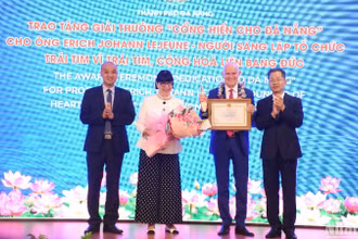 Đồng chí Nguyễn Văn Quảng, Ủy viên Trung ương Đảng, Bí thư Thành ủy, Trưởng Đoàn đại biểu Quốc hội thành phố Đà Nẵng, trao Giải thưởng “Cống hiến cho Đà Nẵng" tặng Giáo sư Erich Johann Lejeune. (Ảnh: ANH ĐÀO)