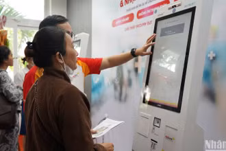 Bệnh nhân trải nghiệm hệ thống Kiosk Y Tế thông minh tại Bệnh viện Đà Nẵng. (Ảnh: ANH ĐÀO)