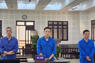 Các bị cáo tại phiên tòa. (Ảnh: ANH ĐÀO)