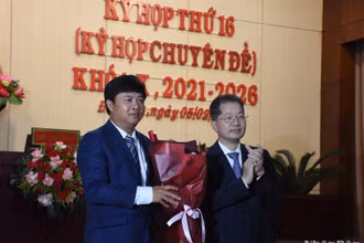 Đồng chí Nguyễn Văn Quảng, Ủy viên Trung ương Đảng, Bí thư Thành ủy, Trưởng đoàn Đại biểu Quốc hội thành phố Đà Nẵng tặng hoa chúc mừng đồng chí Lương Nguyễn Minh Triết. (Ảnh: ANH ĐÀO)