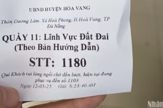 Người dân đến làm thủ tục liên quan đến đất đai rất đông và bấm số thứ tự sáng ngày 12/5 tại huyện Hòa Vang. (Ảnh: ANH ĐÀO)