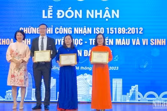 Bà Chu Thị Phương Lan, Phó Giám đốc Văn Phòng Công nhân năng lực đánh giá sự phù hợp về tiêu chuẩn chất lượng - AOSC trao Quyết định Chứng chỉ ISO 15189 2012 cho 3 khoa xét nghiệm.