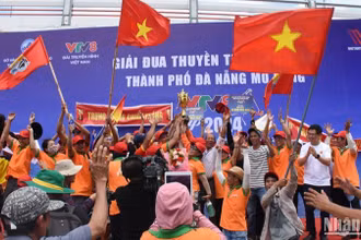 Niềm vui chiến thắng của Đội Đua thuyền Trung Lương, quận Cẩm Lệ. (Ảnh: ANH ĐÀO)
