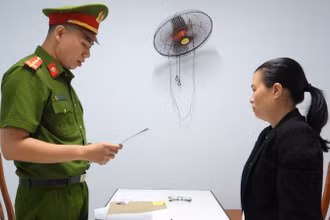 Phòng Cảnh sát hình sự, Công an thành phố Đà Nẵng tống đạt quyết định khởi tố bị can, bắt tạm giam đối với Nguyễn Thị Như Rin. (Ảnh: Công an cung cấp)
