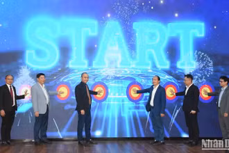 Các đại biểu nhấn nút khai trương Phòng Lab thực nghiệm và nghiên cứu công nghệ mới dành cho sinh viên Đà Nẵng tại trường Đại học VKU. (Ảnh: ANH ĐÀO)