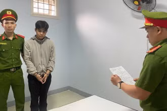 Cơ quan Cảnh sát điều tra Công an thành phố Đà Nẵng tống đạt các quyết định đối với Nguyễn Tài. (Ảnh: Công an cung cấp)