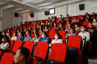 Khán giả xem phim "Tiệc trăng máu" tại rạp Lê Độ, Đà Nẵng trưa 9/5.