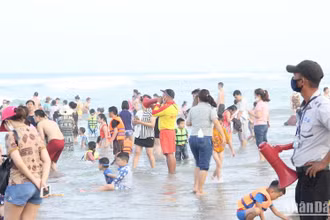Lực lượng chức năng thành phố Đà Nẵng khuyến cáo người dân bảo vệ tài sản khi tắm biển. (Ảnh: ANH ĐÀO)