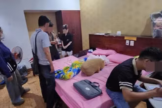 Các đối tượng ngoại tỉnh đến thuê nhà tại thành phố Đà Nẵng để hoạt động lừa đảo bằng thủ đoạn hack facebook. (Ảnh: Công an cung cấp)