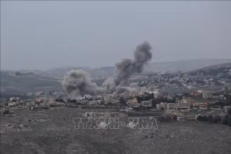 Khói bốc lên sau cuộc tấn công của Israel tại Kfar Tebnit, Liban. Ảnh tư liệu: THX/TTXVN.