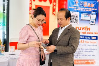Người dân tìm hiểu ứng dụng tiện ích 5 Sao tại Ngày hội Chuyển đổi số quận Hải Châu năm 2024. (Ảnh: ANH ĐÀO)