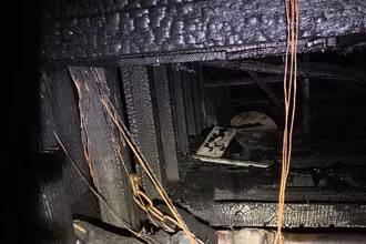 Phần cabin tàu bị cháy hoàn toàn, ảnh Công an cung cấp