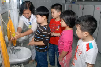 Hướng dẫn trẻ rửa tay sạch tại trường mầm non (Ảnh minh hoạ: DUY LINH)