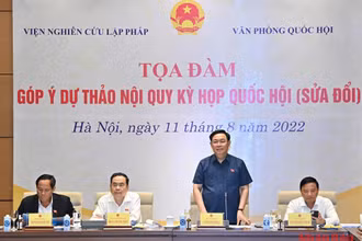 Chủ tịch Quốc hội Vương Đình Huệ cùng các Phó Chủ tịch Quốc hội dự tọa đàm. (Ảnh: DUY LINH)