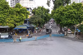 Đơn vị thi công rào chắn một phần đường Trần Hưng Đạo để phục vụ thi công ga ngầm S12.