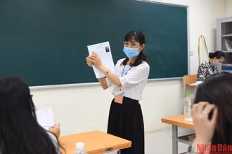 Cán bộ coi thi hướng dẫn thí sinh tại Kỳ thi tốt nghiệp THPT 2022. Ảnh minh hoạ: THÀNH ĐẠT