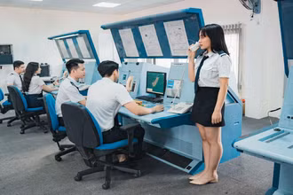 Một buổi học thực hành của sinh viên ngành Quản lý hoạt động bay. Ảnh: HVHKVN