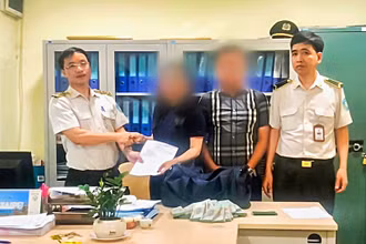 Anh Nguyễn Đức Tuệ (bên phải ảnh) và Đội trưởng Vũ Văn Diễn trao lại chiếc túi cho hành khách.