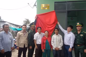 Bàn giao nhà mới cho gia đình ông bà Nguyễn Tin ở đảo Bích Đầm, thuộc phường Vĩnh Nguyên, thành phố Nha Trang.(Ảnh: LÊ NGUYÊN PHONG)