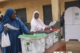 Cử tri Nigeria bỏ phiếu bầu Tổng thống và nghị sỹ quốc hội ở Yola ngày 25/2/2023. (Ảnh: AFP/TTXVN)