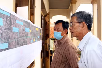 Người dân xã Vĩnh Thanh, huyện Nhơn Trạch, tỉnh Đồng Nai xem bản đồ dự án đường Vành đai 3 Thành phố Hồ Chí Minh đi qua địa bàn.
