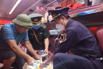 Phối hợp kiểm tra hàng hóa trên phương tiện nhập cảnh qua cửa khẩu.