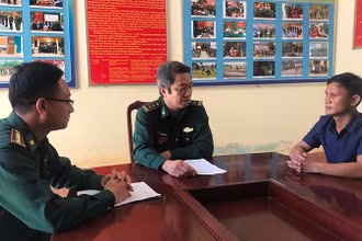 Chỉ huy Đồn Biên phòng Cà Xèng trao đổi với Bí thư Chi bộ bản Mò O Ồ Ồ về mô hình sinh kế giúp bà con.