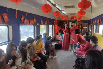 Nghệ sĩ biểu diễn chương trình văn nghệ tại toa cộng đồng.