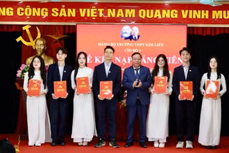 Phó Bí thư Thành ủy Hà Nội Nguyễn Văn Phong trao Quyết định kết nạp Đảng cho các đảng viên mới.
