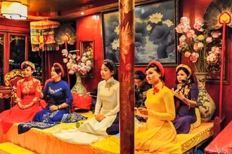 Ca Huế trên sông Hương.