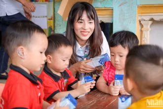 Trẻ em thích thú dùng sản phẩm TH.